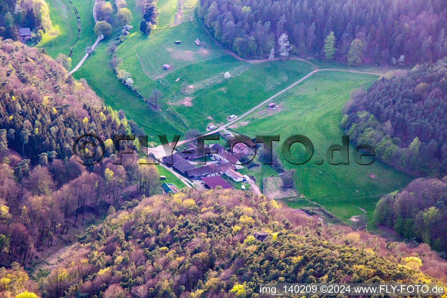 Vue aérienne de Gasthof bio Bärenbrunnerhof à Oberschlettenbach dans le département Rhénanie-Palatinat, Allemagne