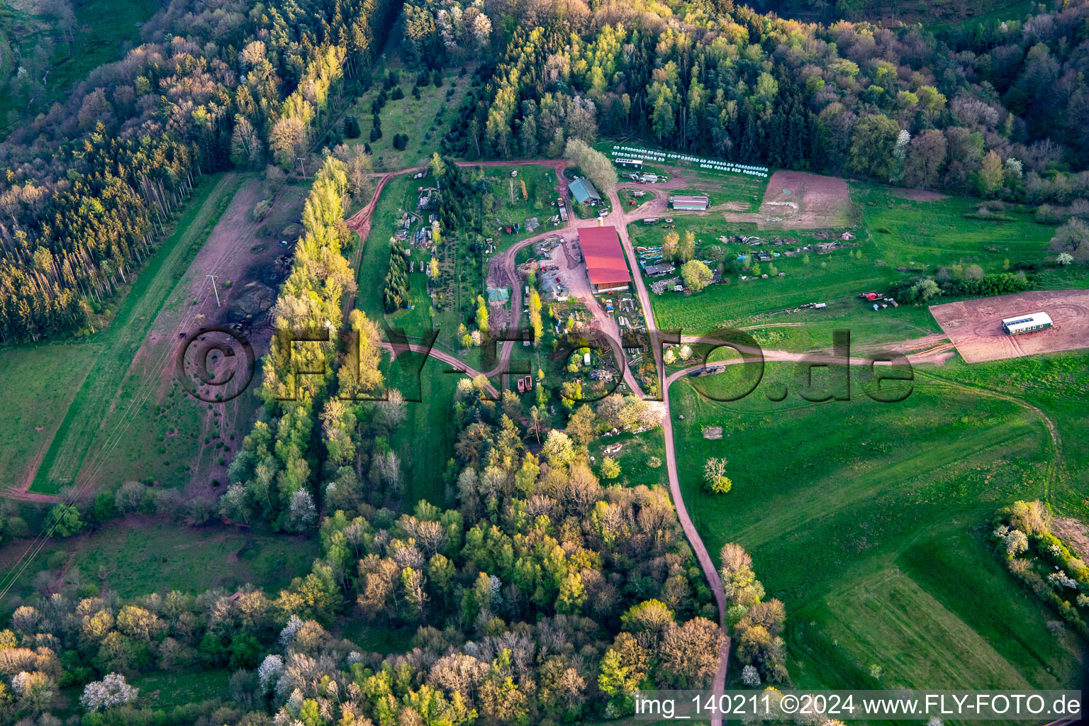 Vue aérienne de Aussiedlerhof à Oberschlettenbach dans le département Rhénanie-Palatinat, Allemagne