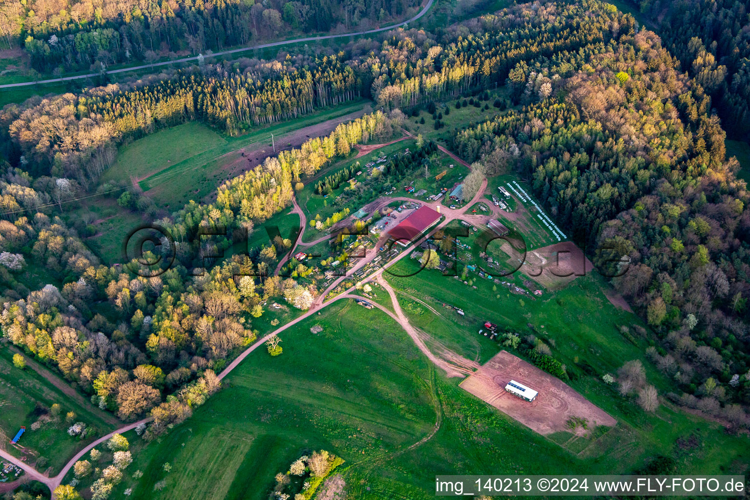 Vue aérienne de Aussiedlerhof à Oberschlettenbach dans le département Rhénanie-Palatinat, Allemagne