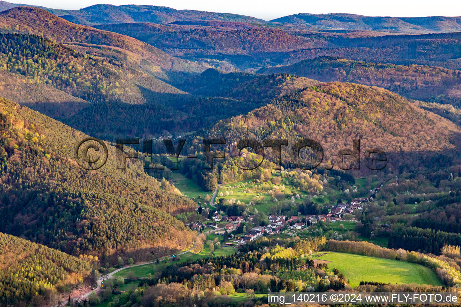 Vue aérienne de Château de Berwartstein vu du nord à Erlenbach bei Dahn dans le département Rhénanie-Palatinat, Allemagne