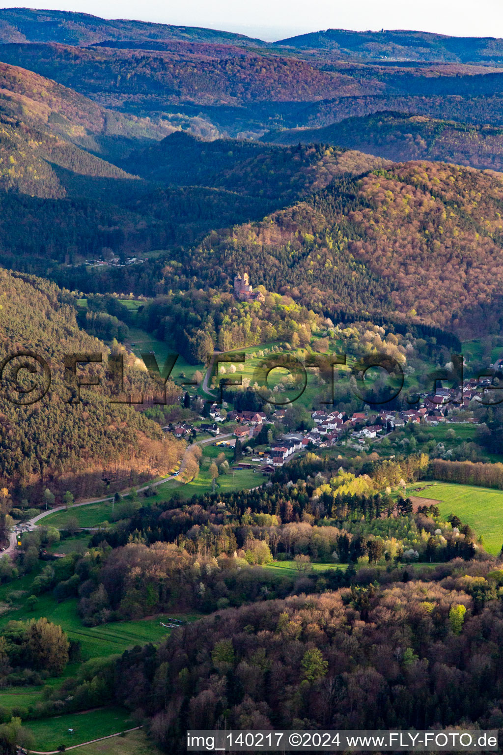 Vue aérienne de Château de Berwartstein vu du nord à Erlenbach bei Dahn dans le département Rhénanie-Palatinat, Allemagne