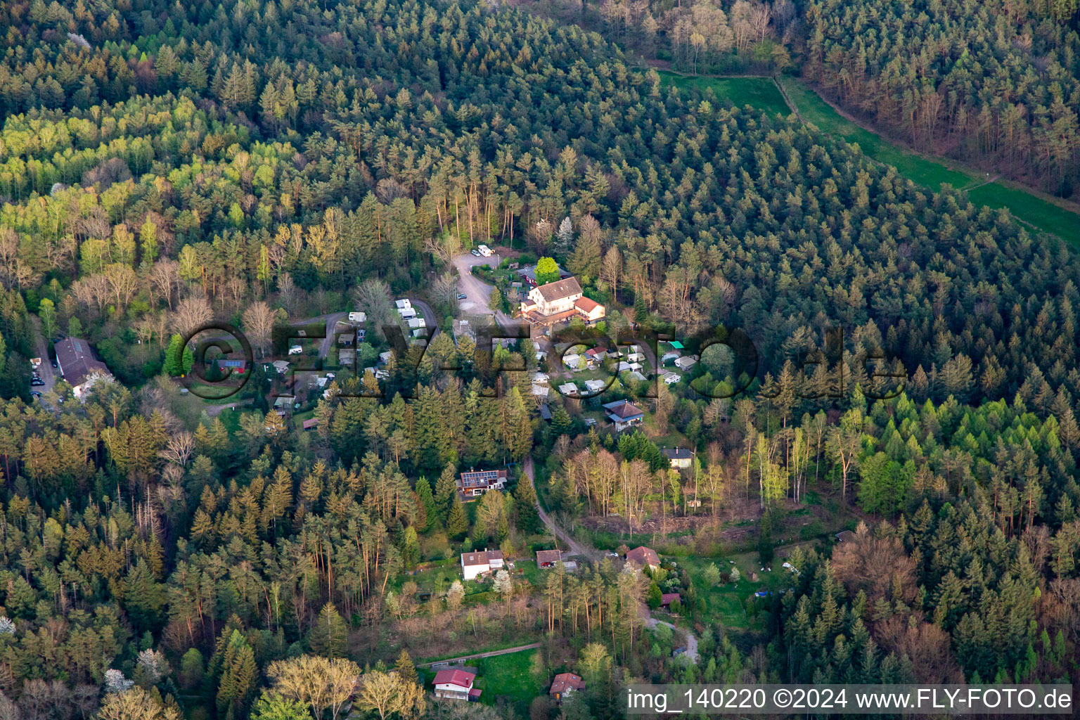 Vue aérienne de Camping et Naturfreundehaus Bethof à le quartier Lauterschwan in Vorderweidenthal dans le département Rhénanie-Palatinat, Allemagne