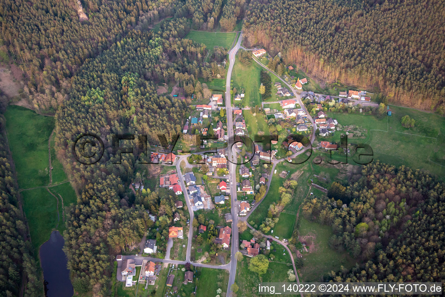 Vue aérienne de De l'ouest à le quartier Lauterschwan in Erlenbach bei Dahn dans le département Rhénanie-Palatinat, Allemagne