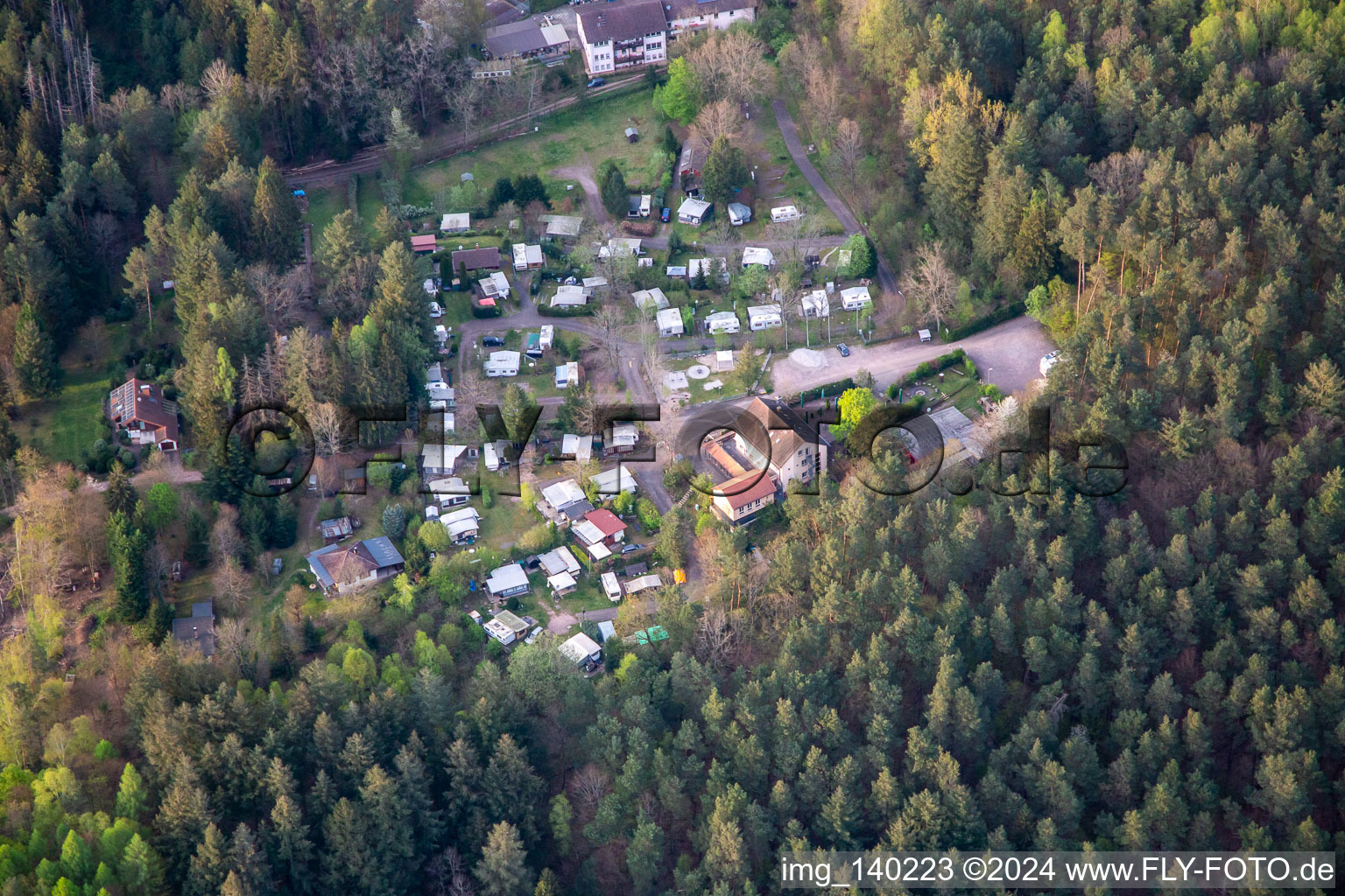 Vue aérienne de Camping et Naturfreundehaus Bethof à le quartier Lauterschwan in Vorderweidenthal dans le département Rhénanie-Palatinat, Allemagne