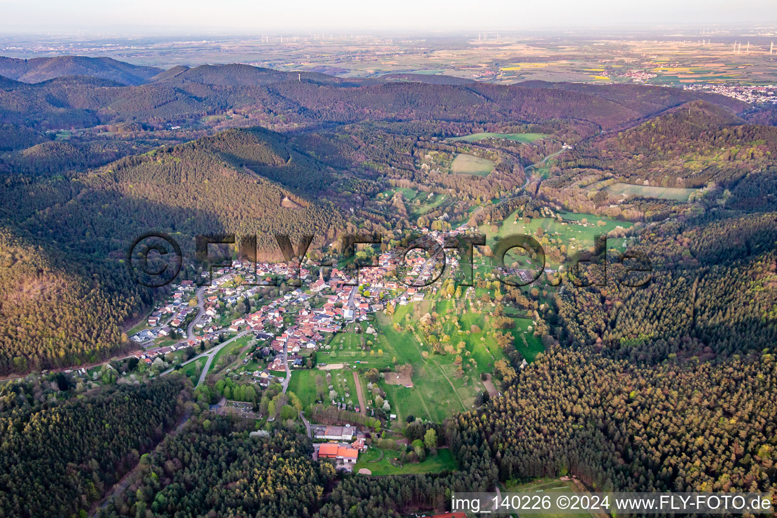 Vue aérienne de De l'ouest à Birkenhördt dans le département Rhénanie-Palatinat, Allemagne