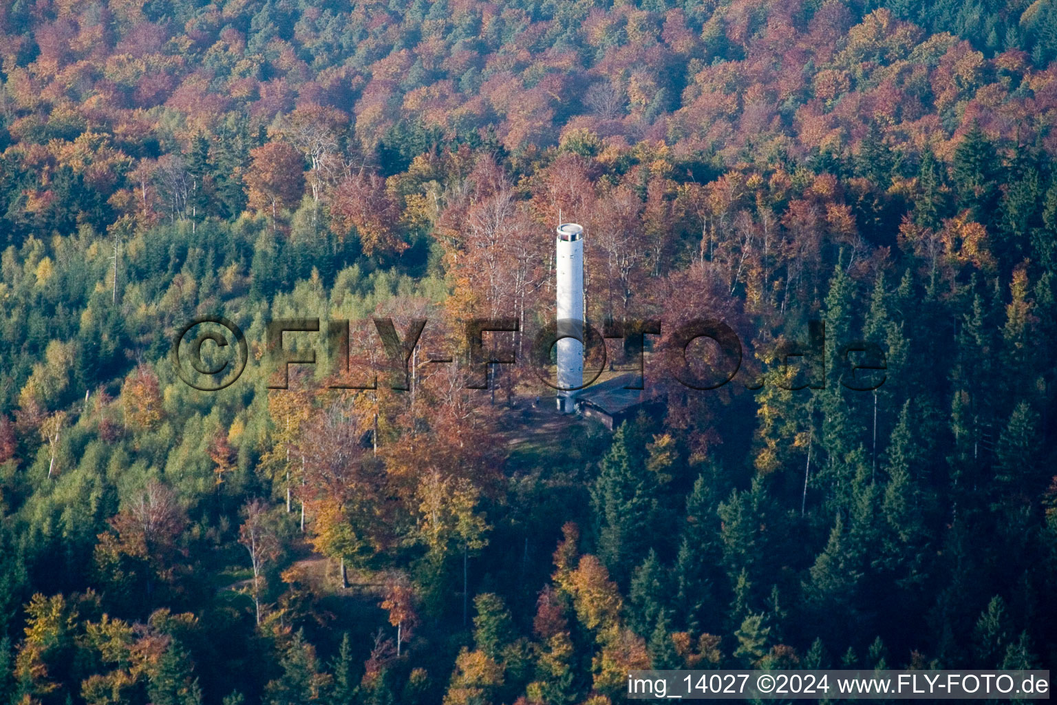 Vue aérienne de Structure de la tour d'observation Mahlbergturm à le quartier Völkersbach in Malsch dans le département Bade-Wurtemberg, Allemagne