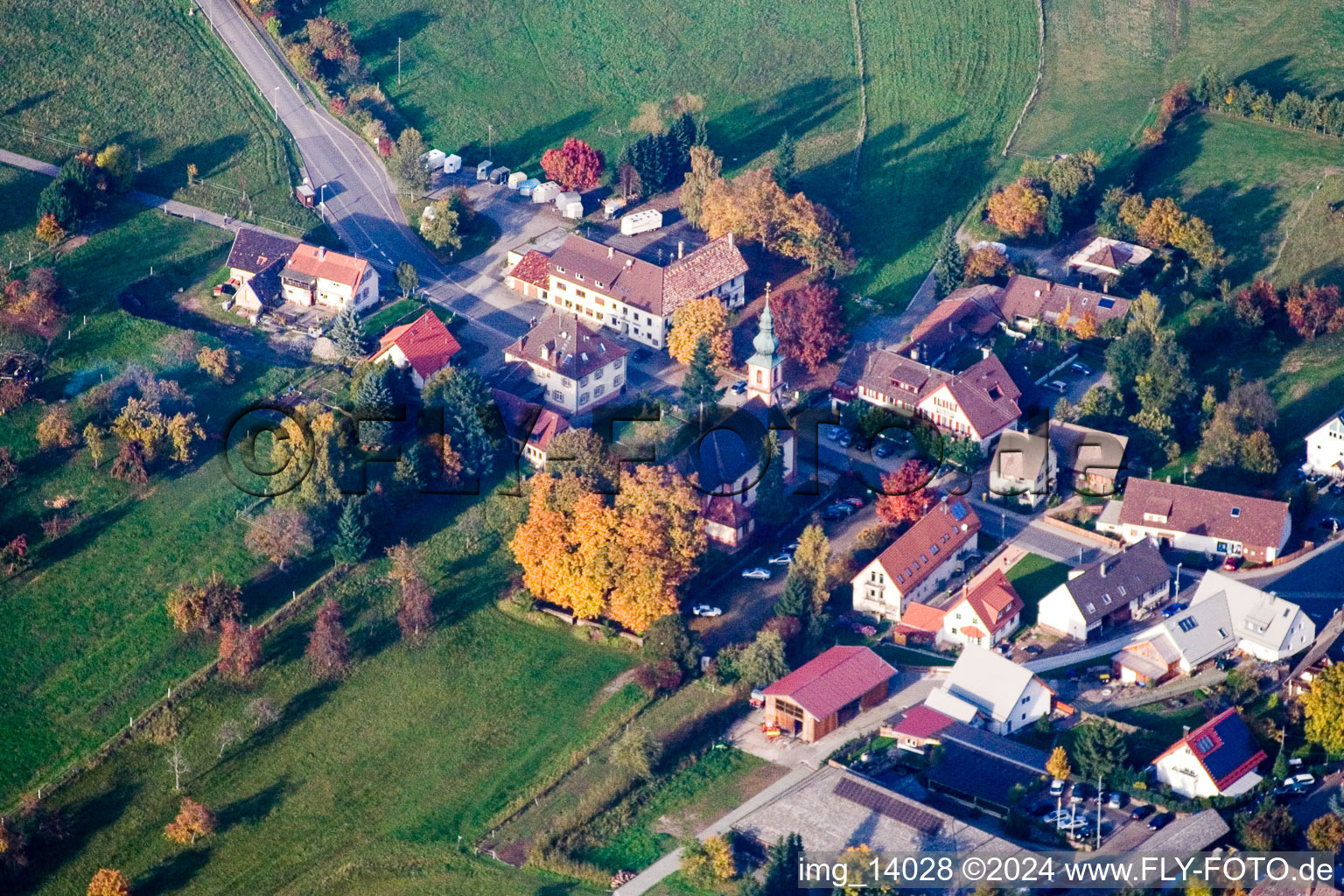 Vue aérienne de Église Maria Hilf Moosbronn au centre du village à le quartier Freiolsheim in Gaggenau dans le département Bade-Wurtemberg, Allemagne