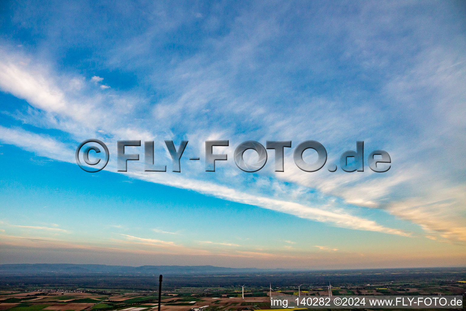 Parc éolien à Freckenfeld dans le département Rhénanie-Palatinat, Allemagne d'en haut