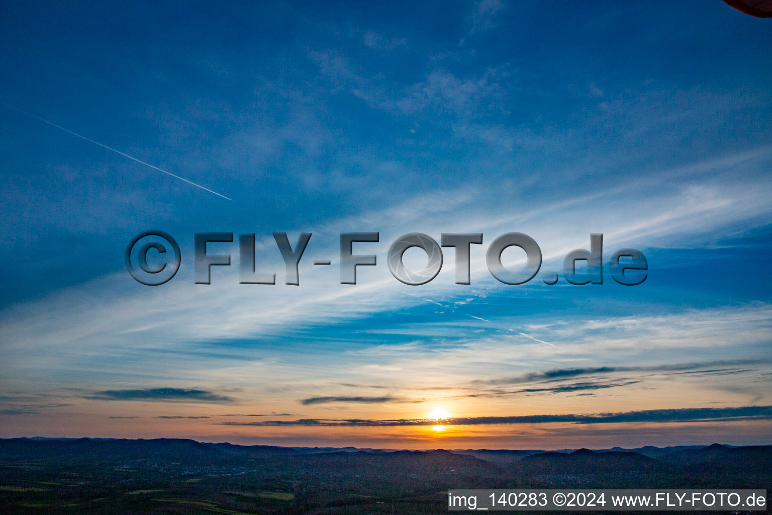 Vue aérienne de Coucher de soleil au Klingbachtail sur le Haardtrand à le quartier Gleiszellen in Gleiszellen-Gleishorbach dans le département Rhénanie-Palatinat, Allemagne