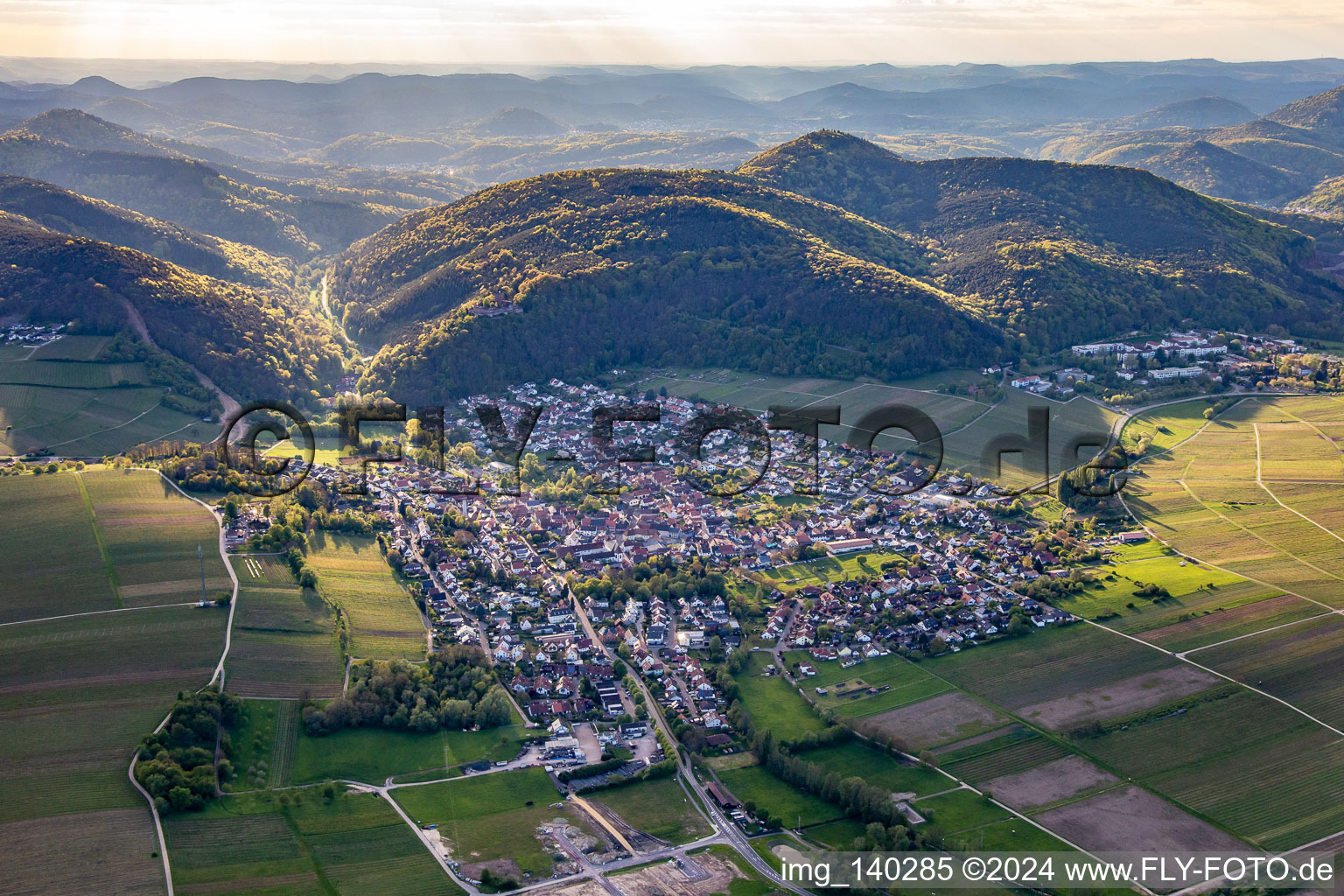 Vue aérienne de De l'est à Klingenmünster dans le département Rhénanie-Palatinat, Allemagne