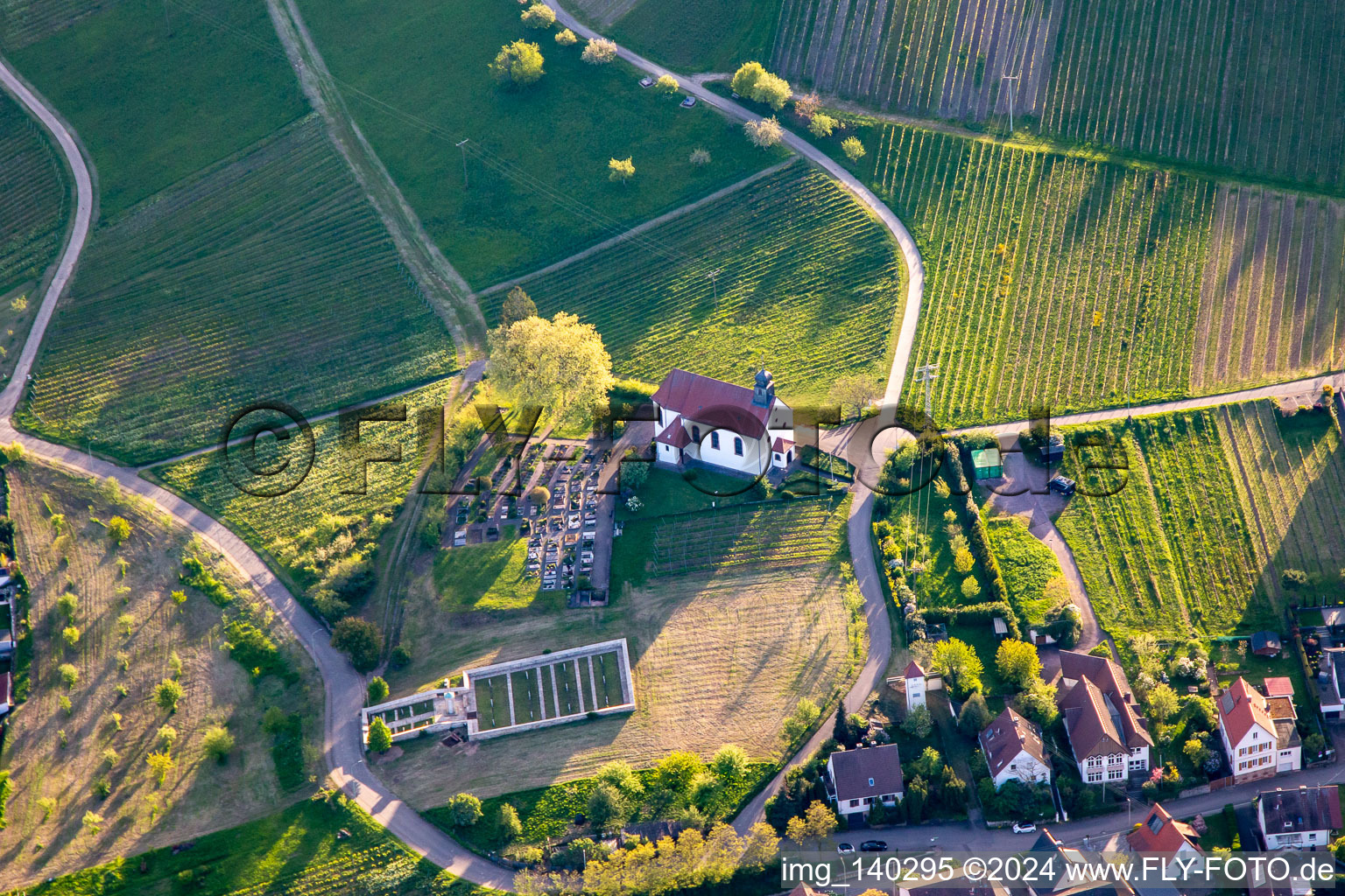 Vue aérienne de Cimetière et chapelle Saint-Denys dans la lumière du soir à le quartier Gleiszellen in Gleiszellen-Gleishorbach dans le département Rhénanie-Palatinat, Allemagne