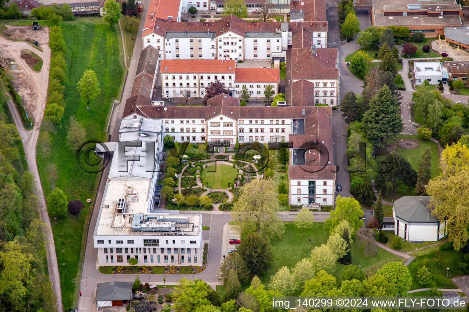 Vue aérienne de Clinique du Palatinat de psychiatrie et de neurologie "Landeck" avec département de psychiatrie générale et de troubles de la dépendance - Clinique de psychiatrie, psychosomatique et psychothérapie, Clinique de psychiatrie légale, Clinique de psychiatrie gériatrique, psychosomatique et psychothérapie, Clinique de neurologie, Clinique de psychiatrie, psychosomatique et psychothérapie, Clinique de psychiatrie de l'enfant et de l'adolescent, de psychosomatique et de psychothérapie ainsi que cliniques externes d'institut, cliniques externes d'institut psychiatrique - Clinique de psychiatrie, psychosomatique et psychothérapie à Klingenmünster dans le département Rhénanie-Palatinat, Allemagne