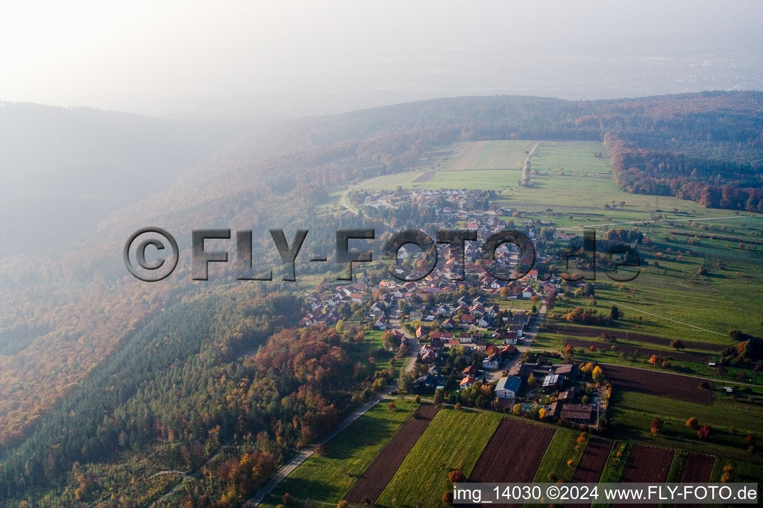 Vue aérienne de Du sud-est à le quartier Freiolsheim in Gaggenau dans le département Bade-Wurtemberg, Allemagne