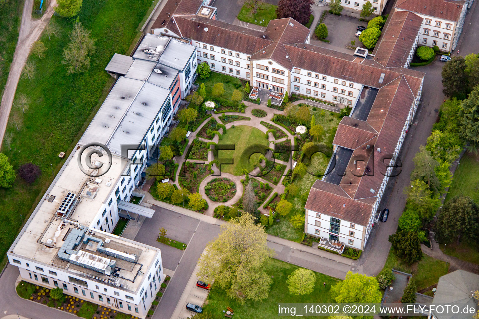 Vue aérienne de Clinique du Palatinat de psychiatrie et de neurologie "Landeck" avec département de psychiatrie générale et de troubles de la dépendance - Clinique de psychiatrie, psychosomatique et psychothérapie, Clinique de psychiatrie légale, Clinique de psychiatrie gériatrique, psychosomatique et psychothérapie, Clinique de neurologie, Clinique de psychiatrie, psychosomatique et psychothérapie, Clinique de psychiatrie de l'enfant et de l'adolescent, de psychosomatique et de psychothérapie ainsi que cliniques externes d'institut, cliniques externes d'institut psychiatrique - Clinique de psychiatrie, psychosomatique et psychothérapie à Klingenmünster dans le département Rhénanie-Palatinat, Allemagne