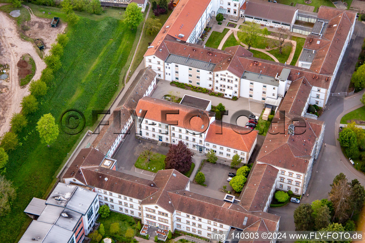 Photographie aérienne de Clinique du Palatinat de psychiatrie et de neurologie "Landeck" avec département de psychiatrie générale et de troubles de la dépendance - Clinique de psychiatrie, psychosomatique et psychothérapie, Clinique de psychiatrie légale, Clinique de psychiatrie gériatrique, psychosomatique et psychothérapie, Clinique de neurologie, Clinique de psychiatrie, psychosomatique et psychothérapie, Clinique de psychiatrie de l'enfant et de l'adolescent, de psychosomatique et de psychothérapie ainsi que cliniques externes d'institut, cliniques externes d'institut psychiatrique - Clinique de psychiatrie, psychosomatique et psychothérapie à Klingenmünster dans le département Rhénanie-Palatinat, Allemagne