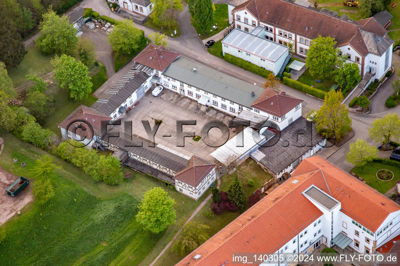 Clinique du Palatinat de psychiatrie et de neurologie "Landeck" avec département de psychiatrie générale et de troubles de la dépendance - Clinique de psychiatrie, psychosomatique et psychothérapie, Clinique de psychiatrie légale, Clinique de psychiatrie gériatrique, psychosomatique et psychothérapie, Clinique de neurologie, Clinique de psychiatrie, psychosomatique et psychothérapie, Clinique de psychiatrie de l'enfant et de l'adolescent, de psychosomatique et de psychothérapie ainsi que cliniques externes d'institut, cliniques externes d'institut psychiatrique - Clinique de psychiatrie, psychosomatique et psychothérapie à Klingenmünster dans le département Rhénanie-Palatinat, Allemagne d'en haut