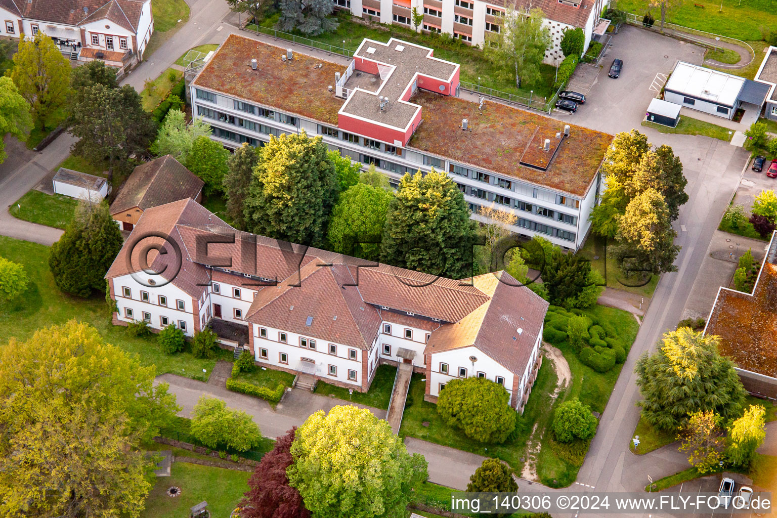 Clinique du Palatinat de psychiatrie et de neurologie "Landeck" avec département de psychiatrie générale et de troubles de la dépendance - Clinique de psychiatrie, psychosomatique et psychothérapie, Clinique de psychiatrie légale, Clinique de psychiatrie gériatrique, psychosomatique et psychothérapie, Clinique de neurologie, Clinique de psychiatrie, psychosomatique et psychothérapie, Clinique de psychiatrie de l'enfant et de l'adolescent, de psychosomatique et de psychothérapie ainsi que cliniques externes d'institut, cliniques externes d'institut psychiatrique - Clinique de psychiatrie, psychosomatique et psychothérapie à Klingenmünster dans le département Rhénanie-Palatinat, Allemagne hors des airs