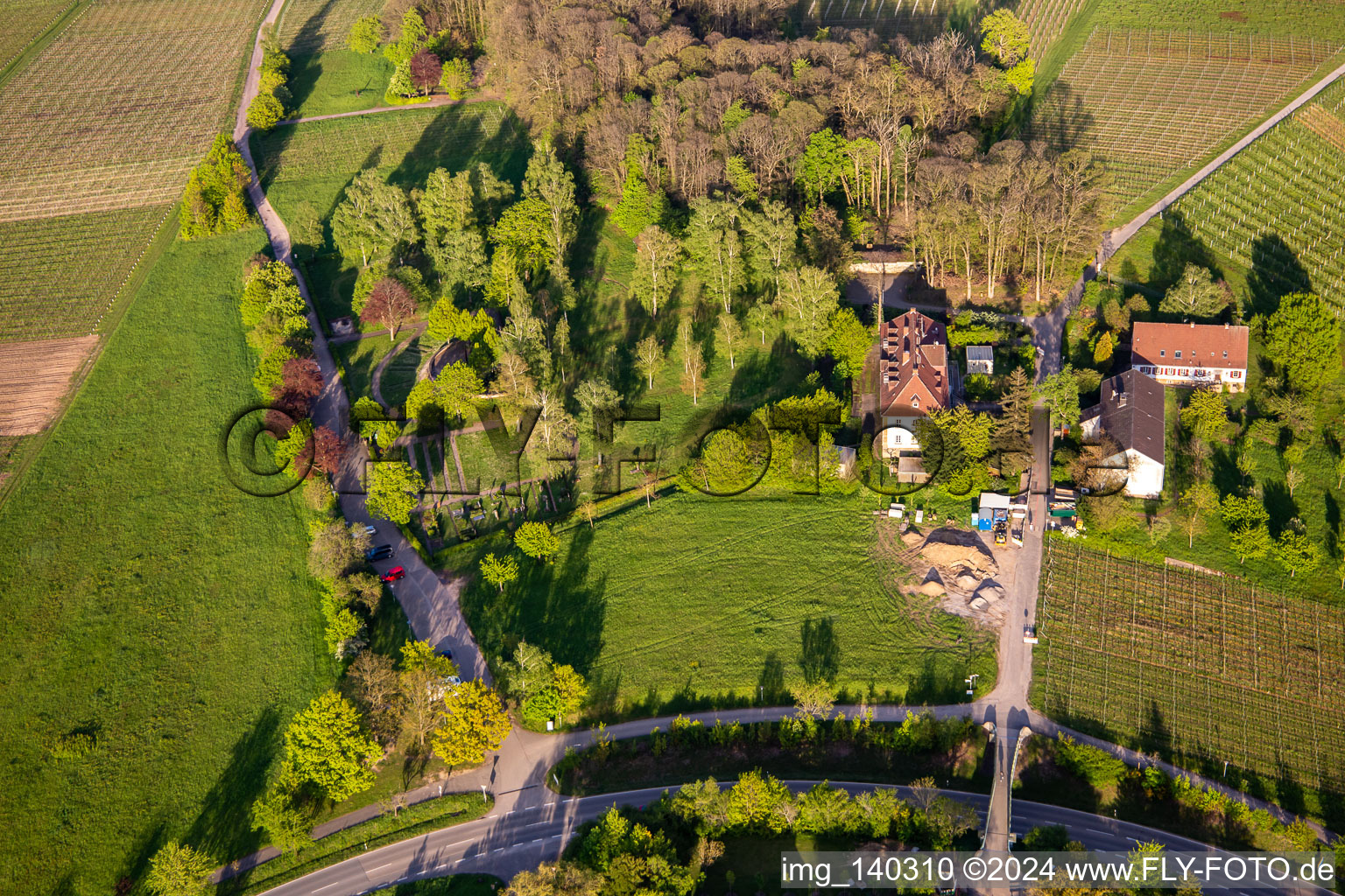 Vue aérienne de Cimetière clinique et mémorial du Palatinat pour les victimes de la psychiatrie nazie dans l'hôpital palatin de psychiatrie et de neurologie "Landeck à Göcklingen dans le département Rhénanie-Palatinat, Allemagne