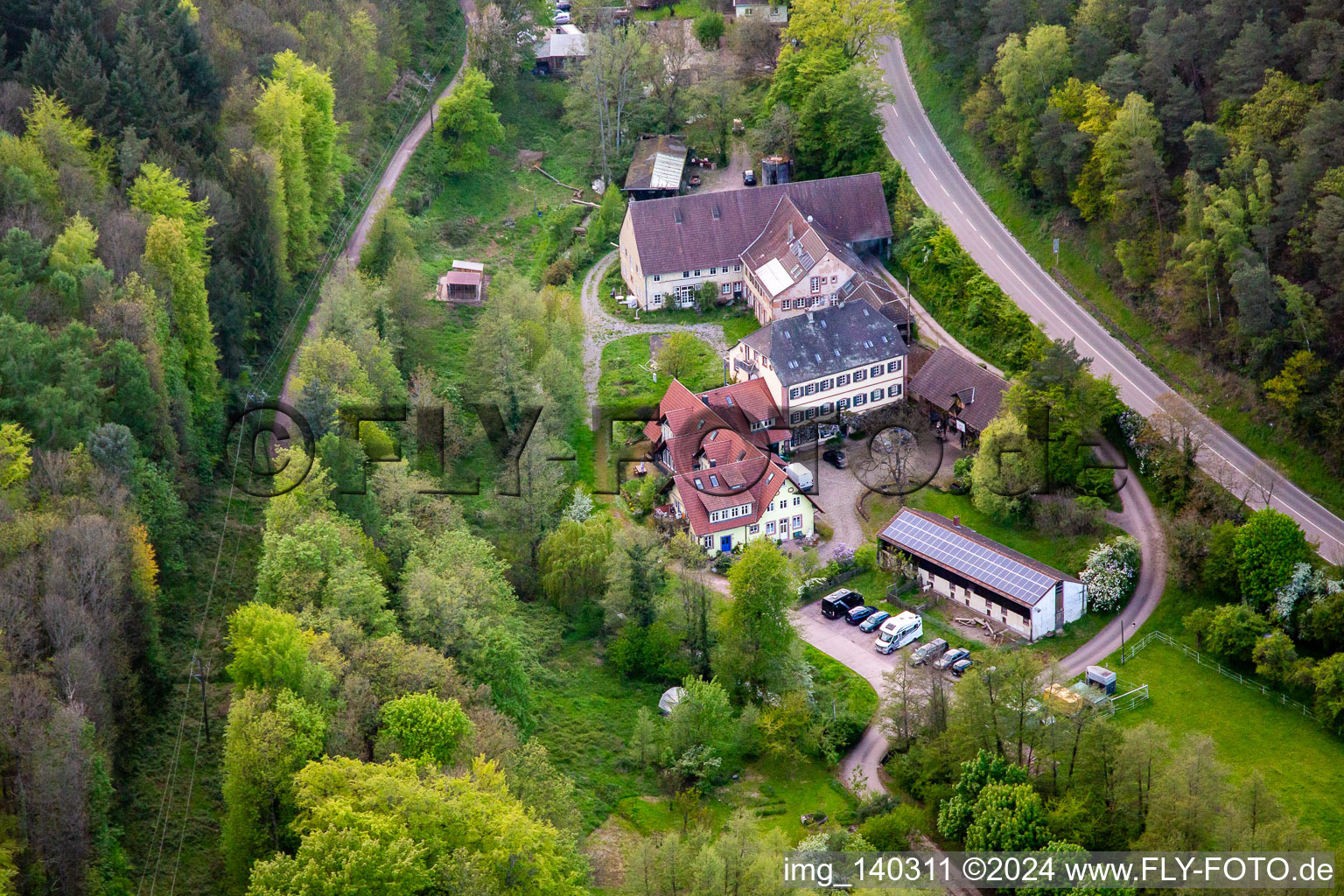 Vue aérienne de Au Kaiserbach à Klingenmünster dans le département Rhénanie-Palatinat, Allemagne