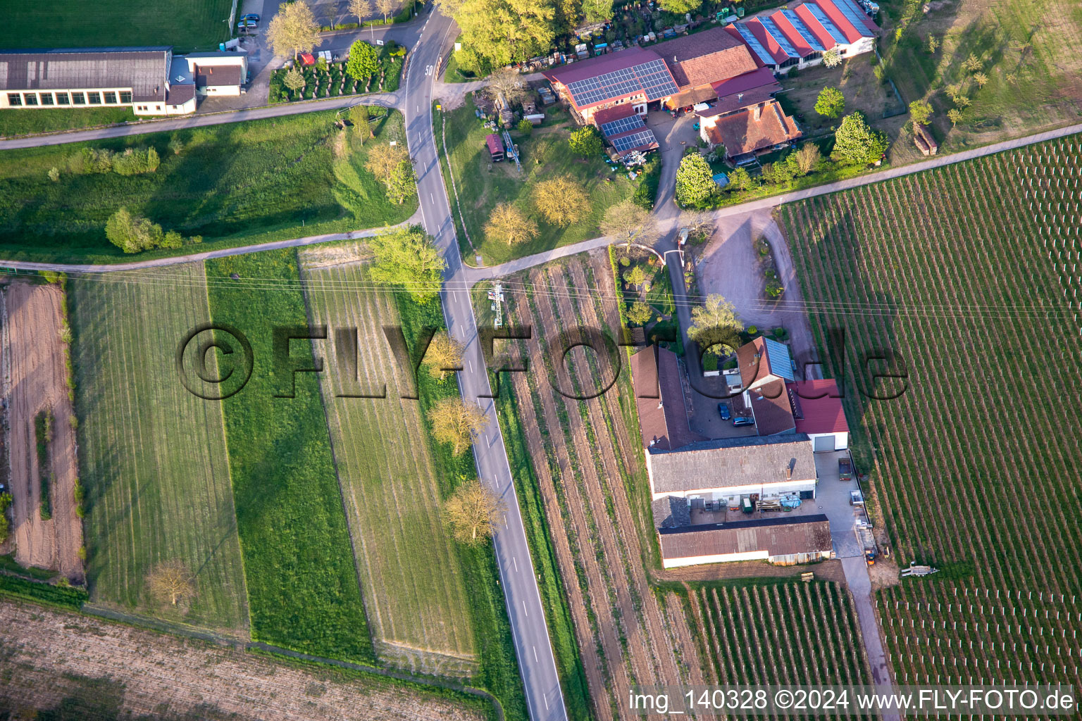 Vue aérienne de Le bar à vin Knauf à Göcklingen dans le département Rhénanie-Palatinat, Allemagne