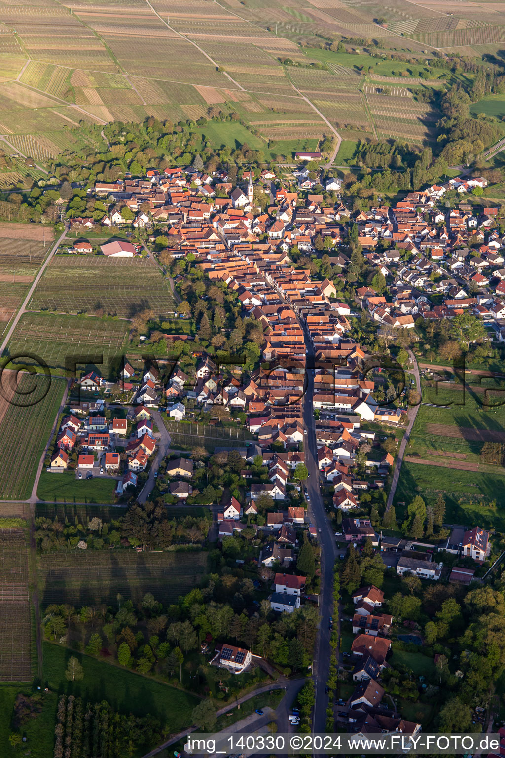 Vue aérienne de Rue principale de l'ouest le soir à Göcklingen dans le département Rhénanie-Palatinat, Allemagne