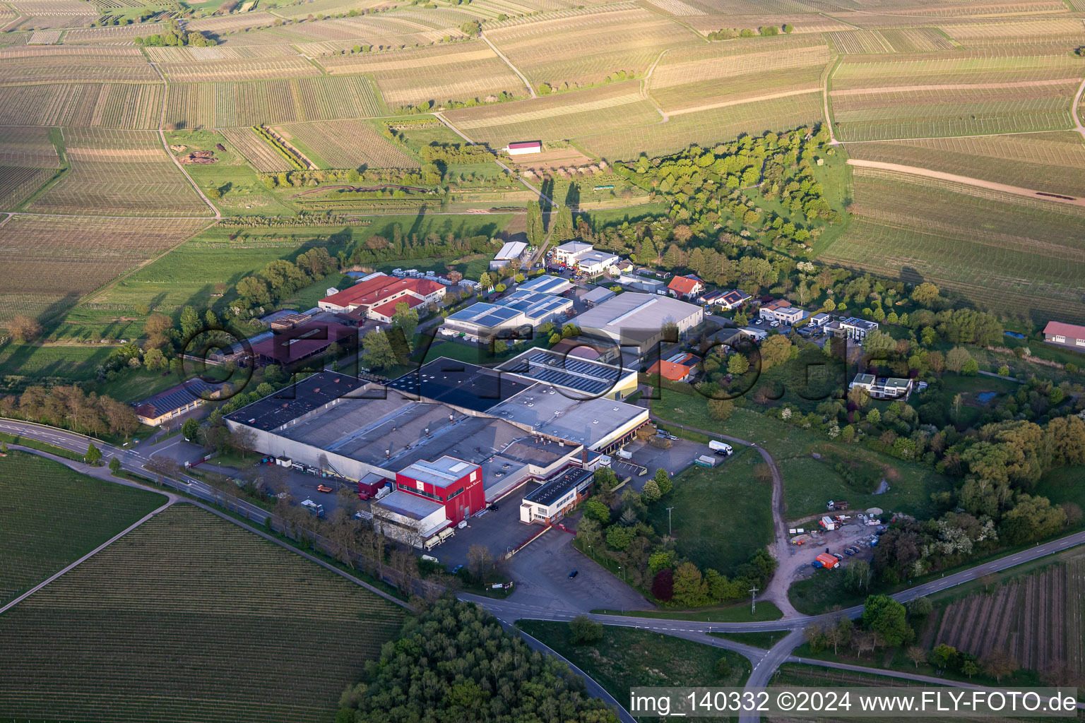 Vue aérienne de Grand domaine viticole Klein Kalmit à le quartier Ilbesheim in Ilbesheim bei Landau in der Pfalz dans le département Rhénanie-Palatinat, Allemagne