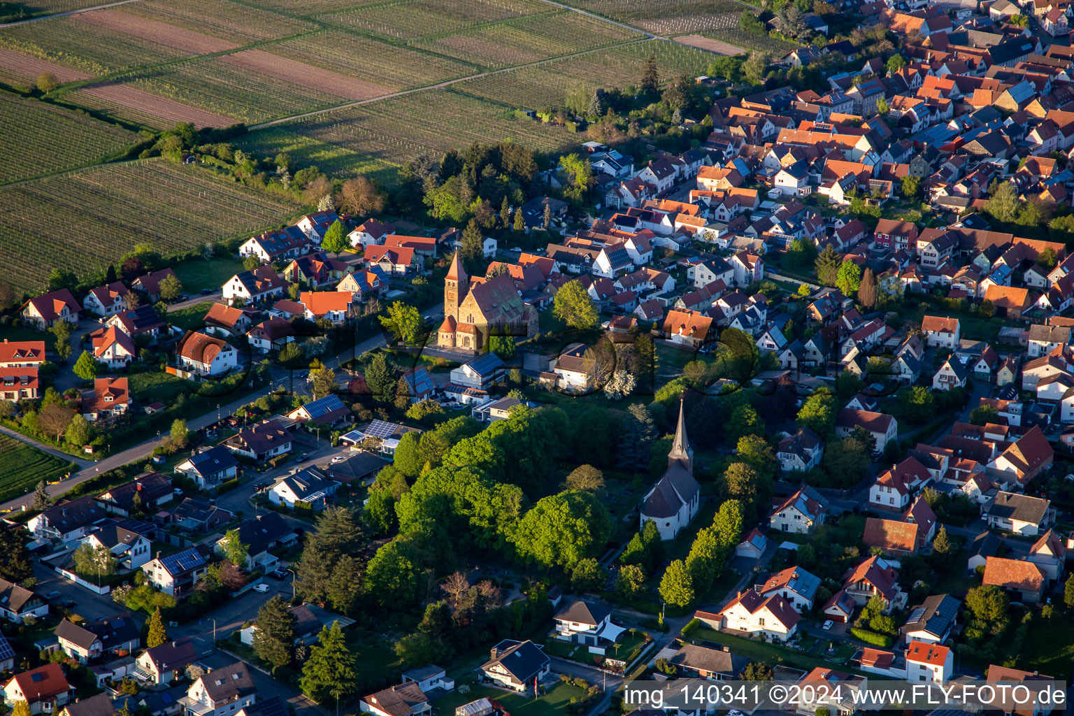 Vue aérienne de Église Saint-Michel et cimetière à Insheim dans le département Rhénanie-Palatinat, Allemagne