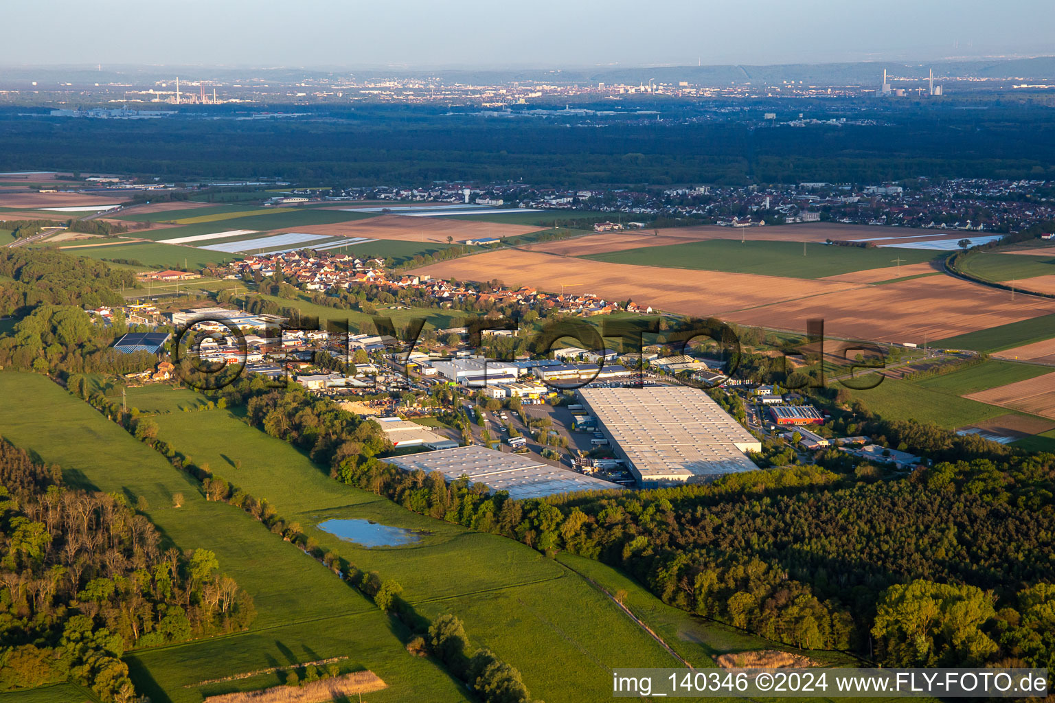 Vue aérienne de Zone industrielle de Horst depuis l'ouest à le quartier Minderslachen in Kandel dans le département Rhénanie-Palatinat, Allemagne