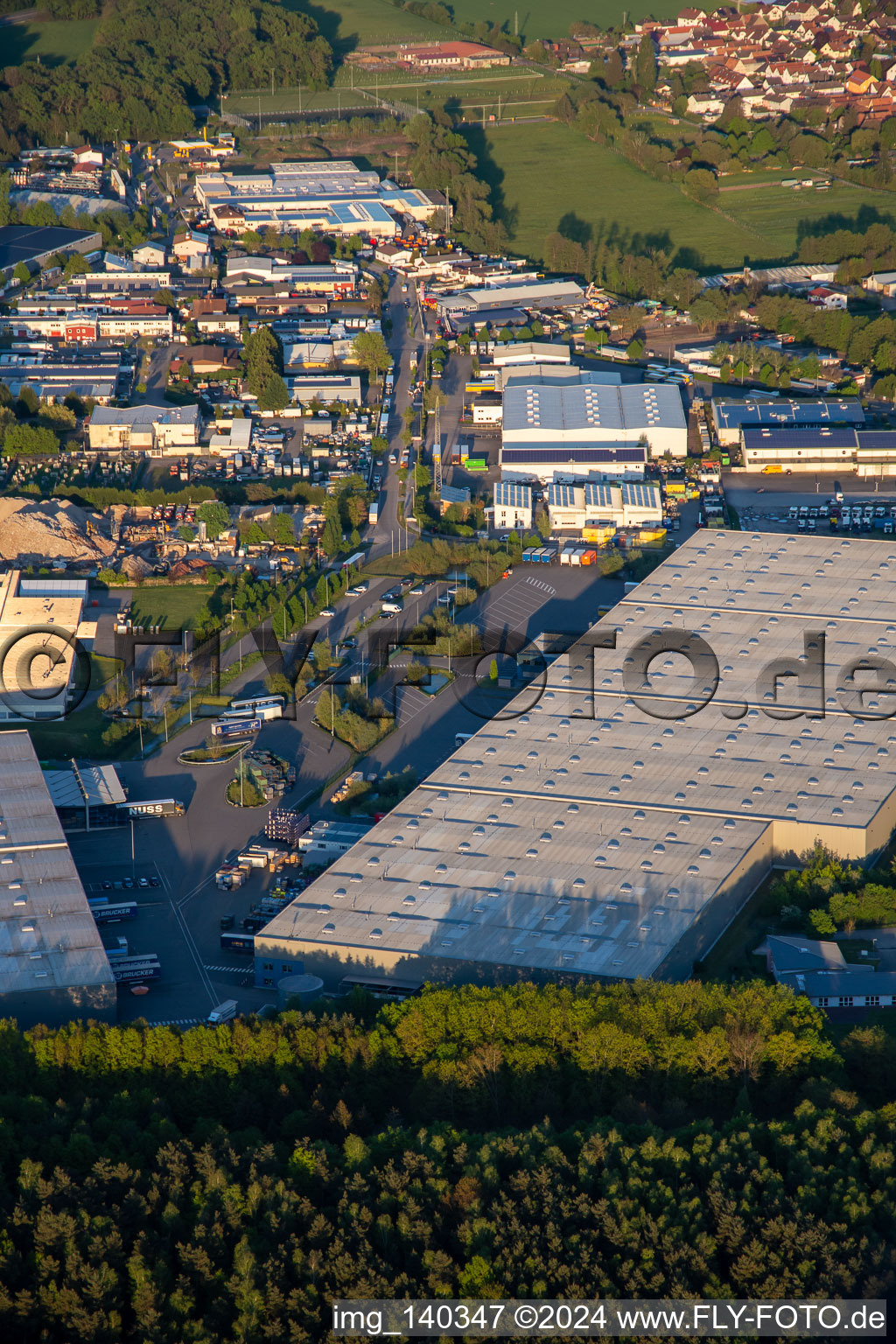 Vue aérienne de Zone industrielle de Horst depuis l'ouest à le quartier Minderslachen in Kandel dans le département Rhénanie-Palatinat, Allemagne