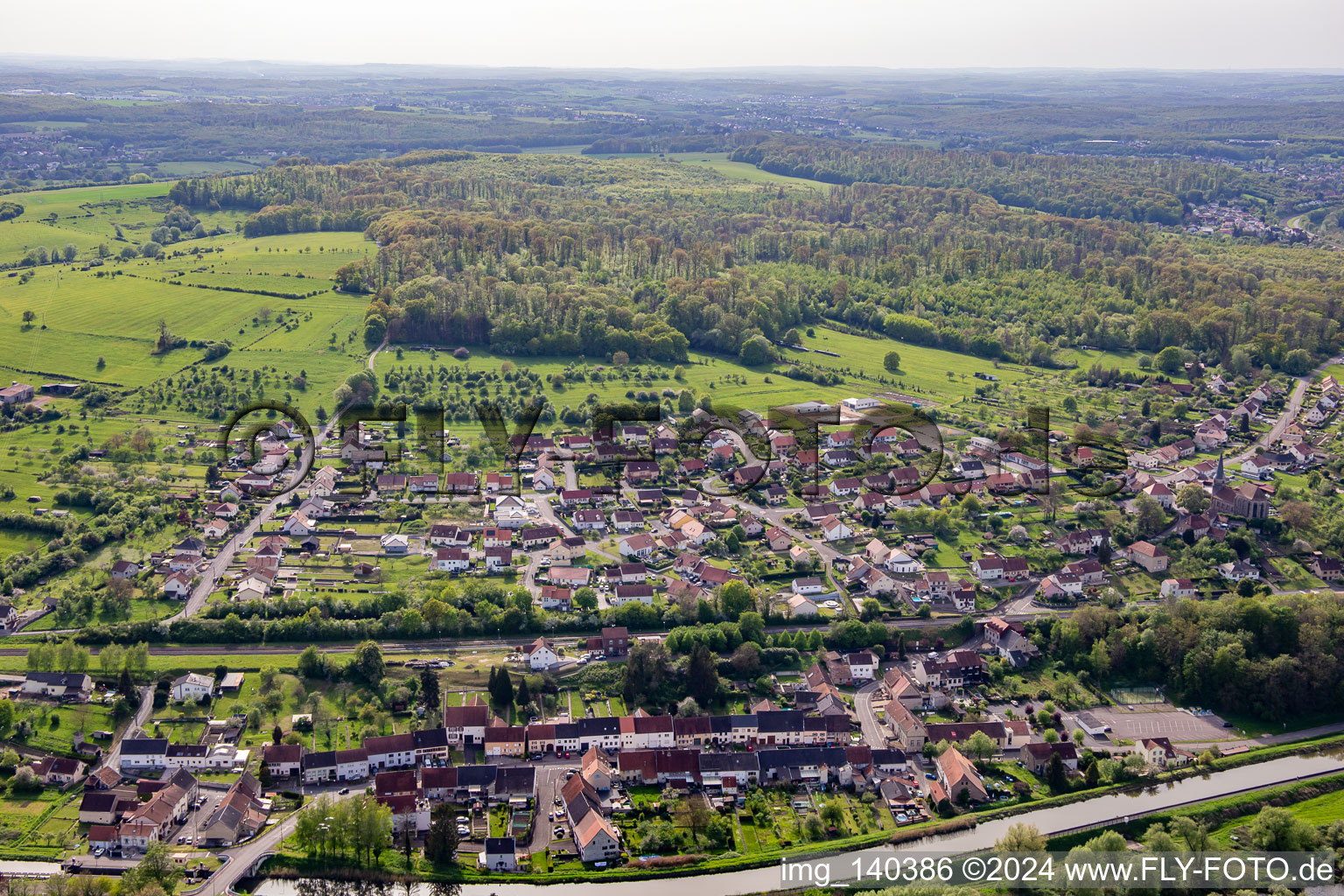 Vue aérienne de Du nord-est à Rémelfing dans le département Moselle, France