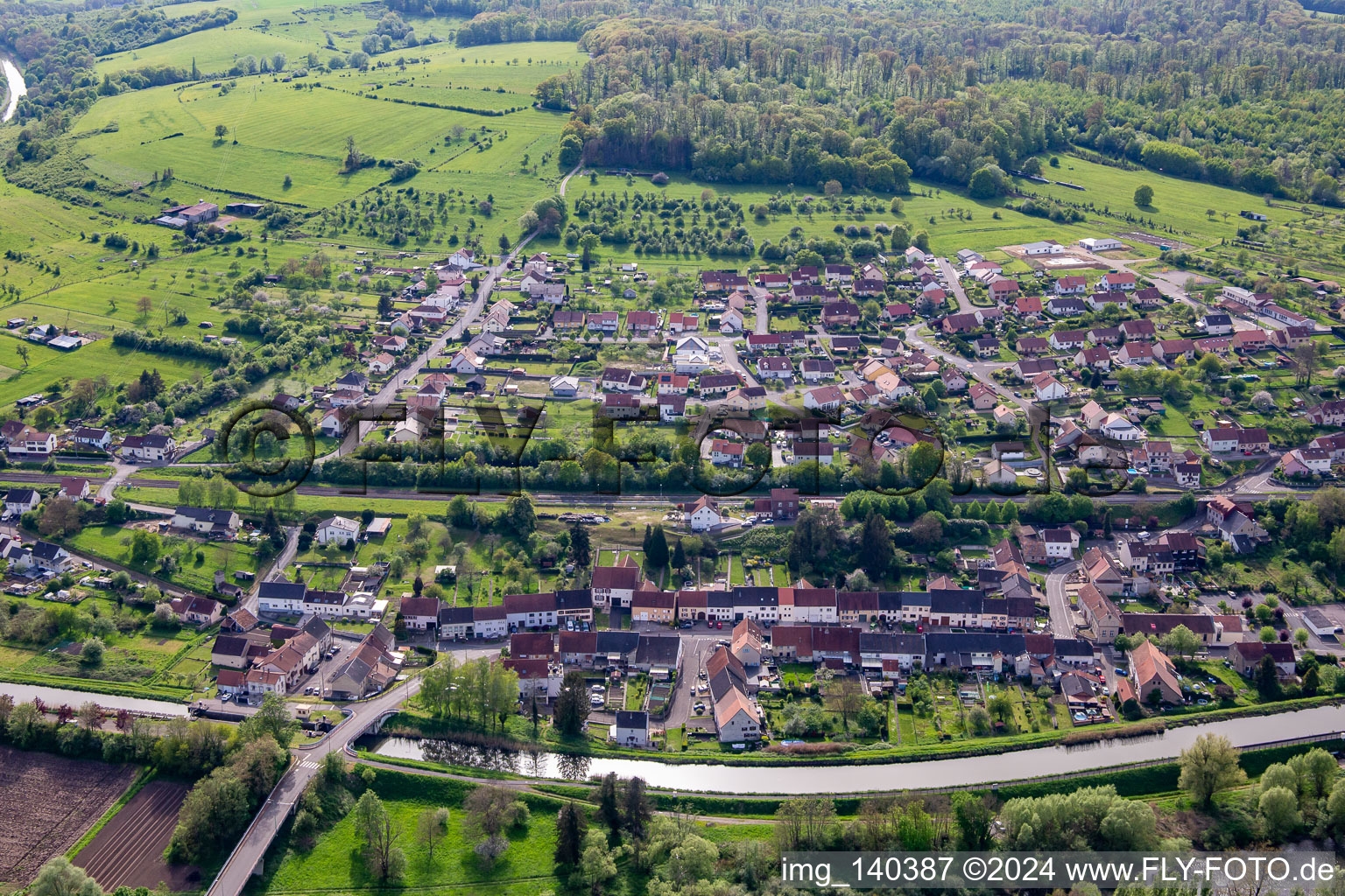 Vue aérienne de Pont sur la Sarre à Rémelfing dans le département Moselle, France