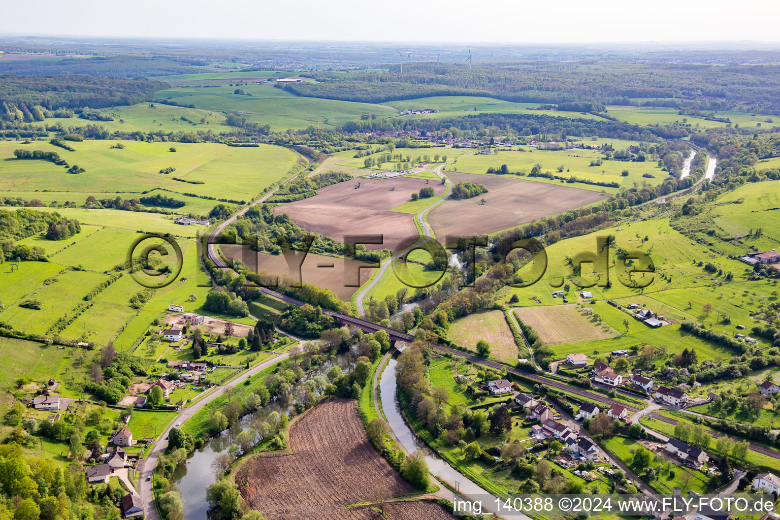 Vue aérienne de Pont ferroviaire sur la Sarre et le canal des houillères de la Sarre à Zetting dans le département Moselle, France