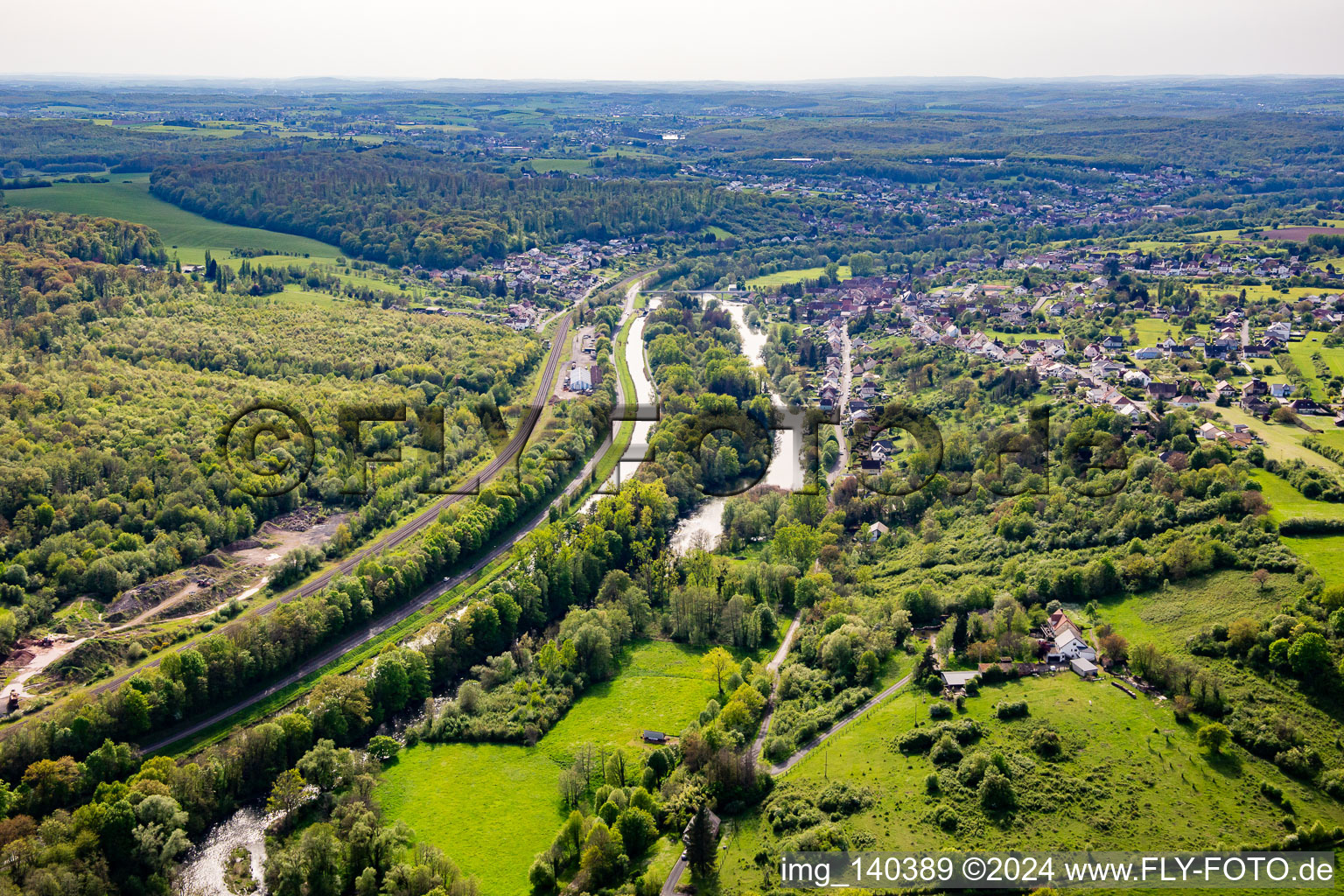 Vue aérienne de Rie du Moulin, voies ferrées, Sarre et Canal des houillères de la Sarre à Sarreinsming dans le département Moselle, France