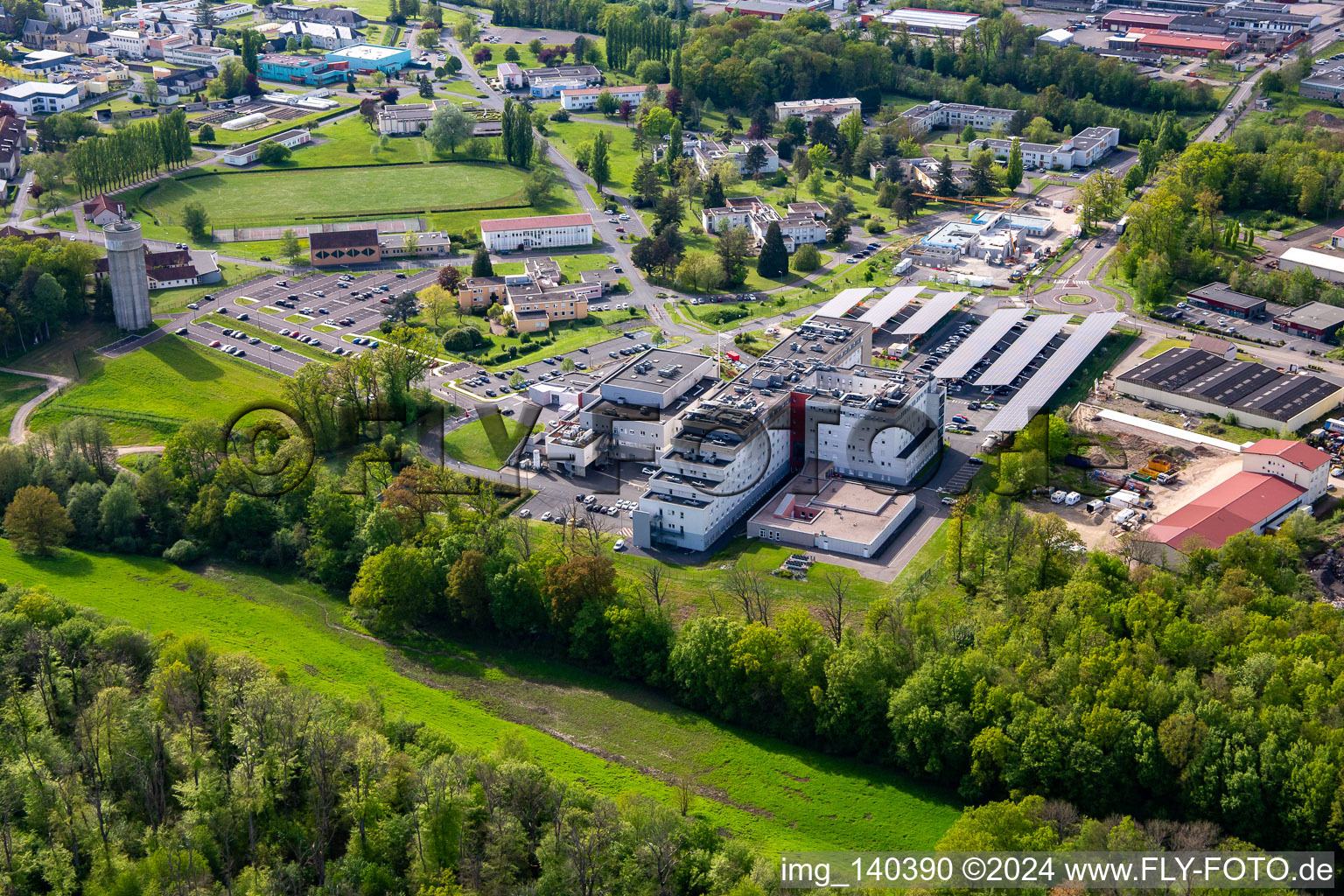 Vue aérienne de Hôpital Robert Pax à le quartier Zone Industrielle du Grand Bois Fayencerie in Saargemünd dans le département Moselle, France