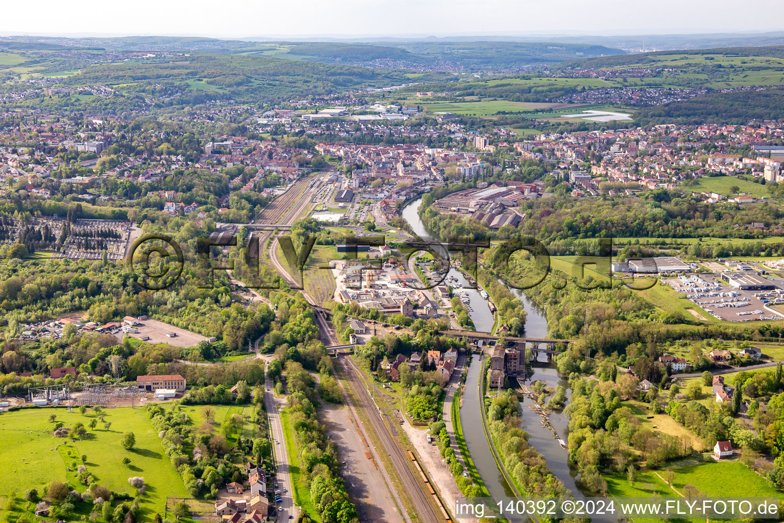 Vue aérienne de Gare de Sarreguemines, Sarre et canal des houillères de la Sarre depuis le sud-est à Saargemünd dans le département Moselle, France