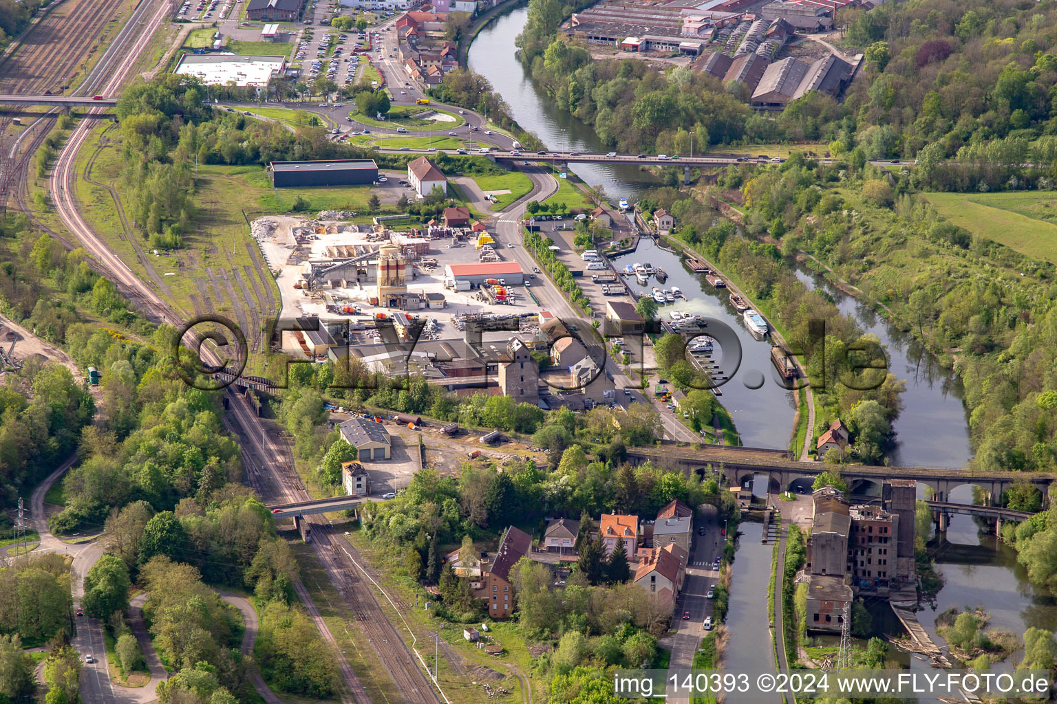 Vue aérienne de Port de plaisance à l'écluse 27Saargemünd du canal Sarre-Kohlen "Canal des houillères de la Sarre à Saargemünd dans le département Moselle, France