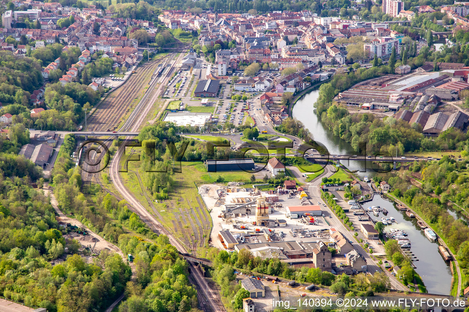 Vue aérienne de Gare et port de plaisance à l'écluse 27 de Saargemünd sur le canal Sarre-Kohlen "Canal des houillères de la Sarr à Rémelfing dans le département Moselle, France