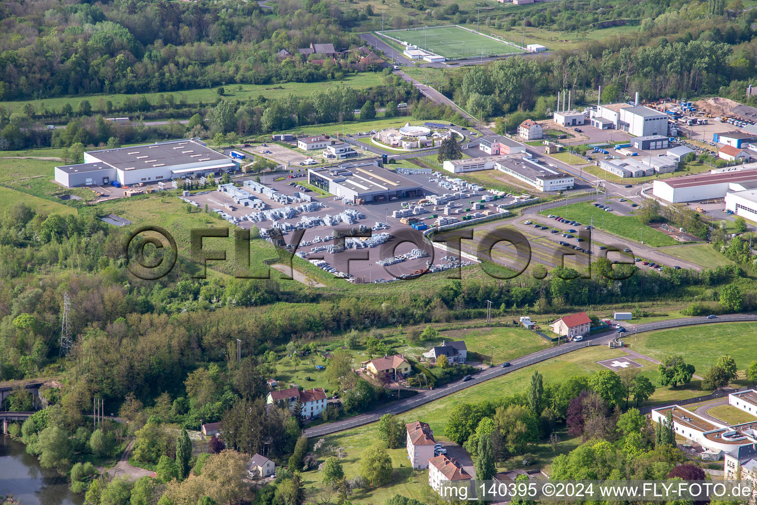 Vue aérienne de Siebert Sarl, JK Technic et Acbat SAS à le quartier Zone Industrielle du Grand Bois Fayencerie in Saargemünd dans le département Moselle, France