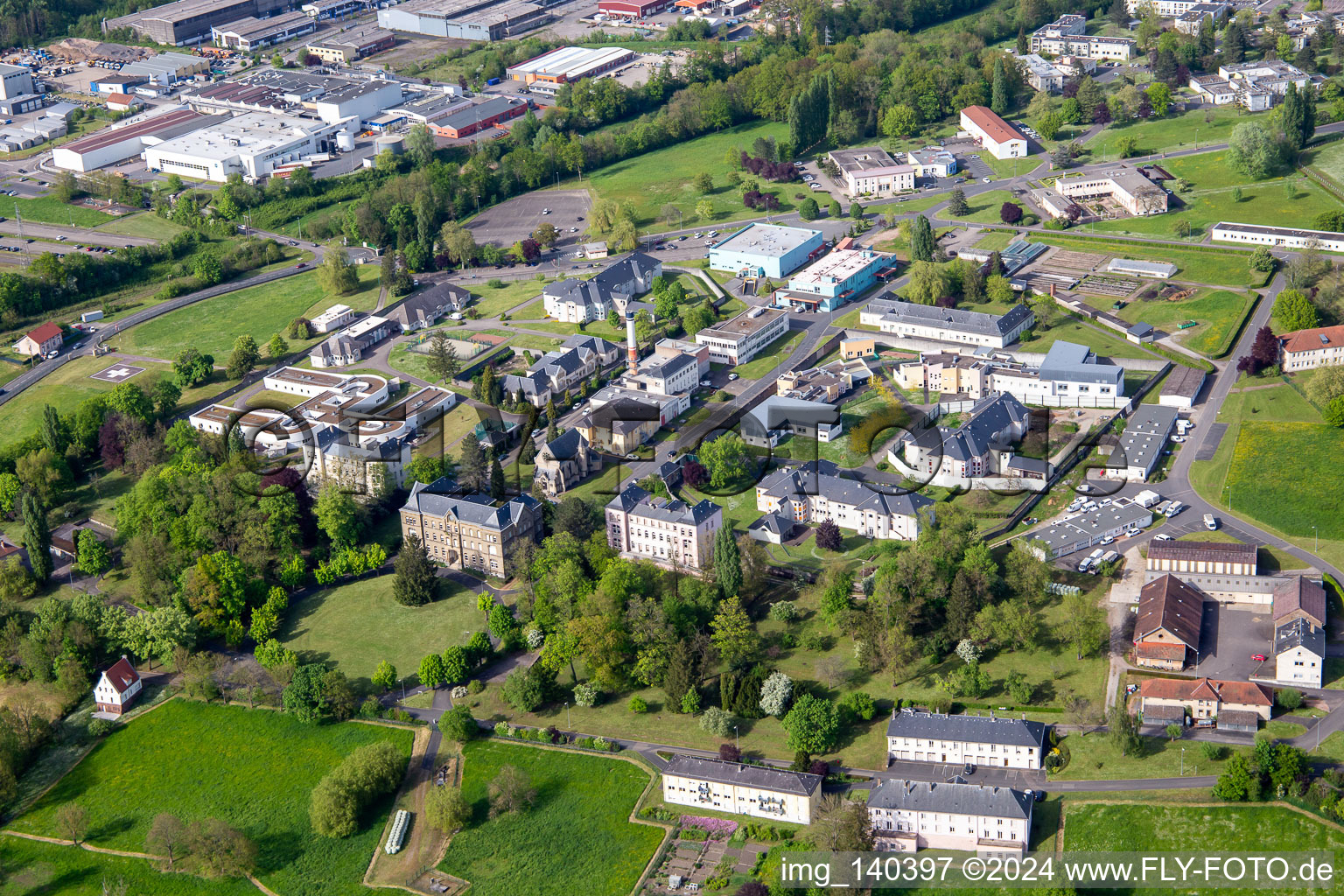 Vue aérienne de Ctre Hospitalier Spécialisé à le quartier Blauberg in Saargemünd dans le département Moselle, France