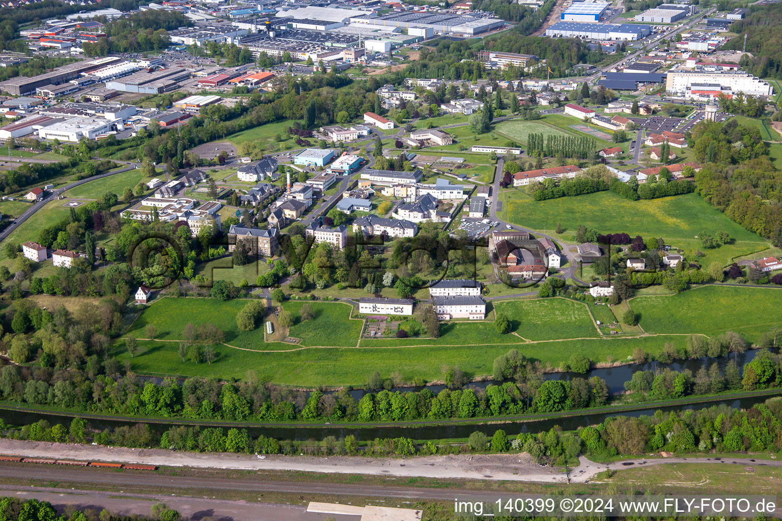 Vue aérienne de Ctre Hospitalier Spécialisé à le quartier Blauberg in Saargemünd dans le département Moselle, France