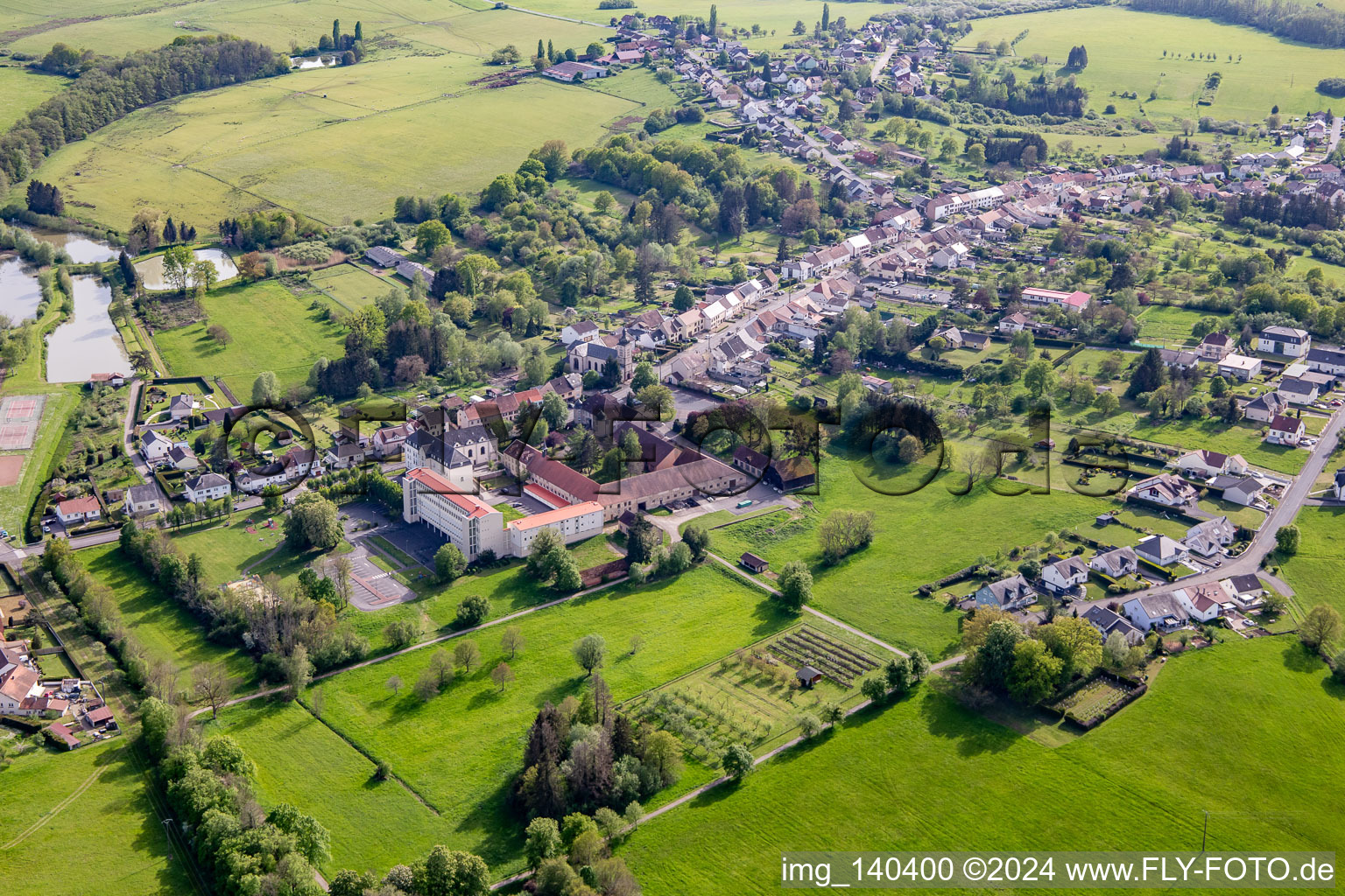 Vue aérienne de Clos du château et École élémentaire publique à Neufgrange dans le département Moselle, France