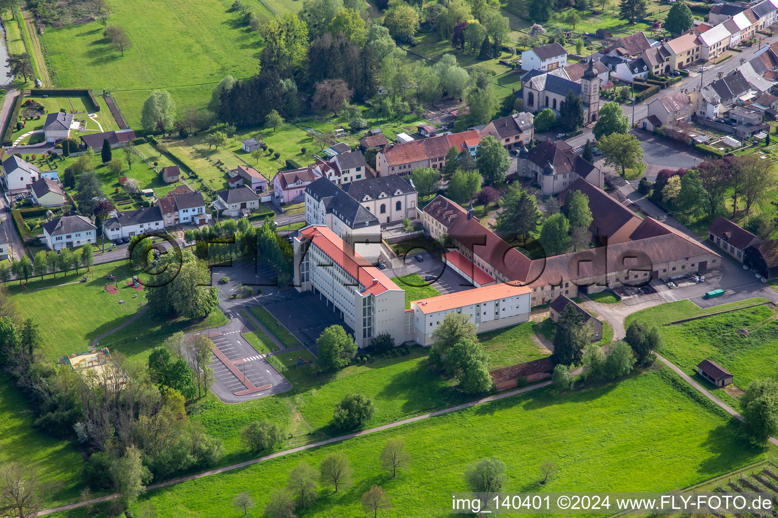 Vue aérienne de Clos du château et École élémentaire publique à Neufgrange dans le département Moselle, France