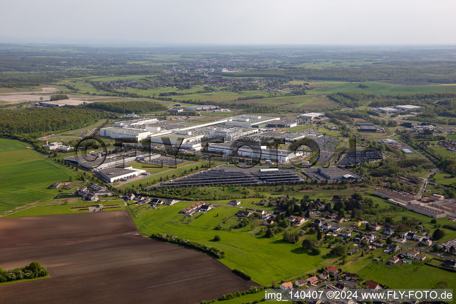 Vue aérienne de MAHLE Behr Hambach SAS à Hambach dans le département Moselle, France