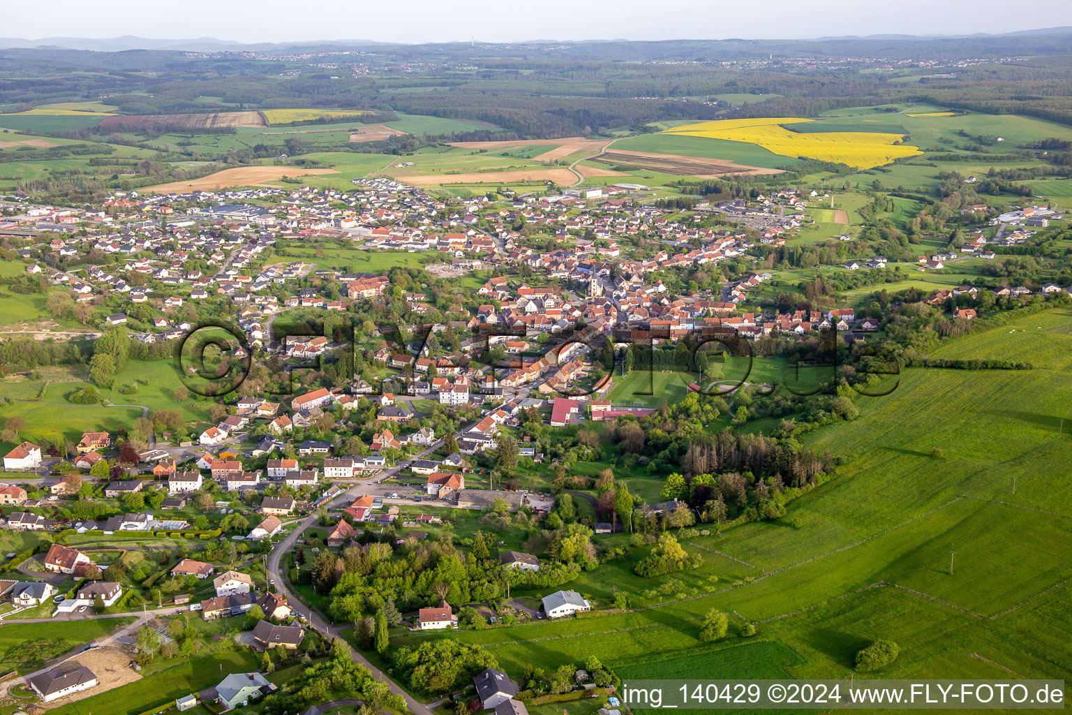 Vue aérienne de Du nord-ouest à Rohrbach-lès-Bitche dans le département Moselle, France