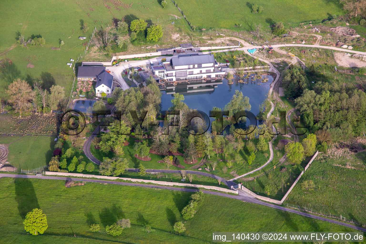 Vue aérienne de Villa au bord du lac à Rohrbach-lès-Bitche dans le département Moselle, France