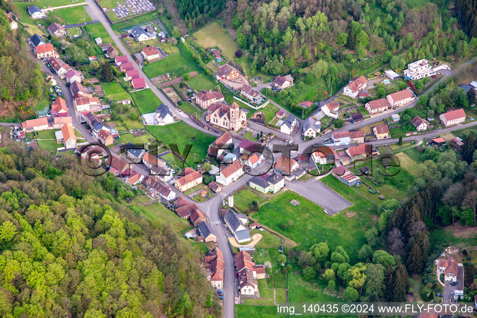 Vue aérienne de Salle communale de Siertsthal, Église Saint-Marc de Siersthal à Siersthal dans le département Moselle, France