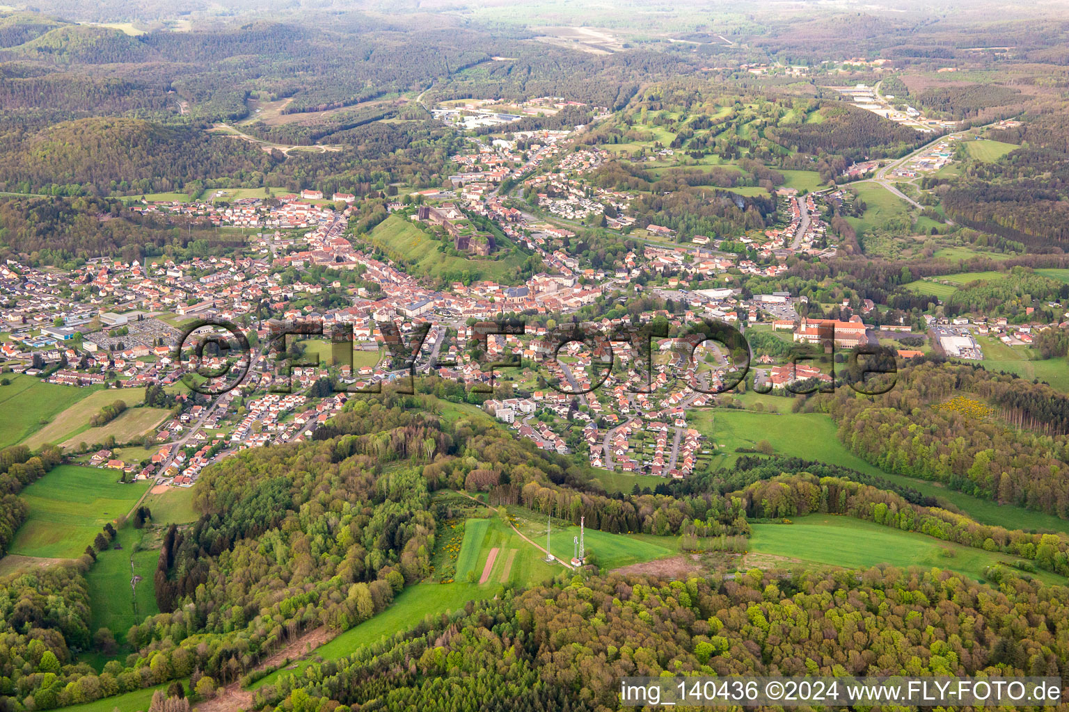 Vue aérienne de De l'ouest à Bitsch dans le département Moselle, France