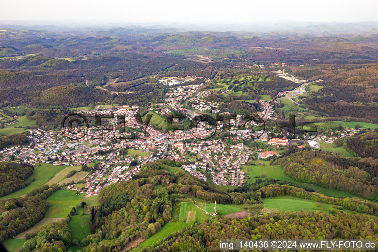 Vue aérienne de De l'ouest à Bitsch dans le département Moselle, France