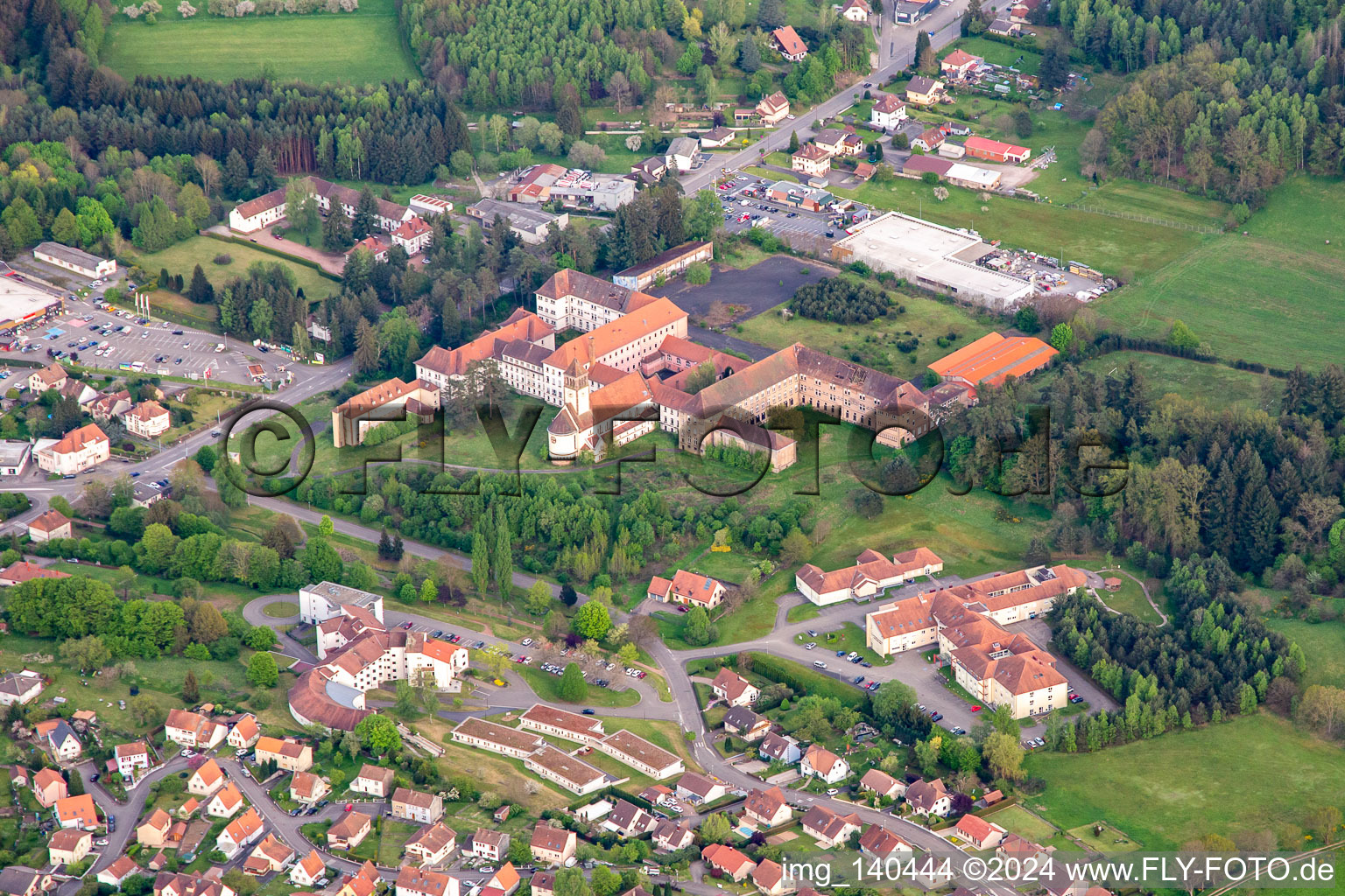 Vue aérienne de Hôpital Saint Joseph à Bitsch dans le département Moselle, France