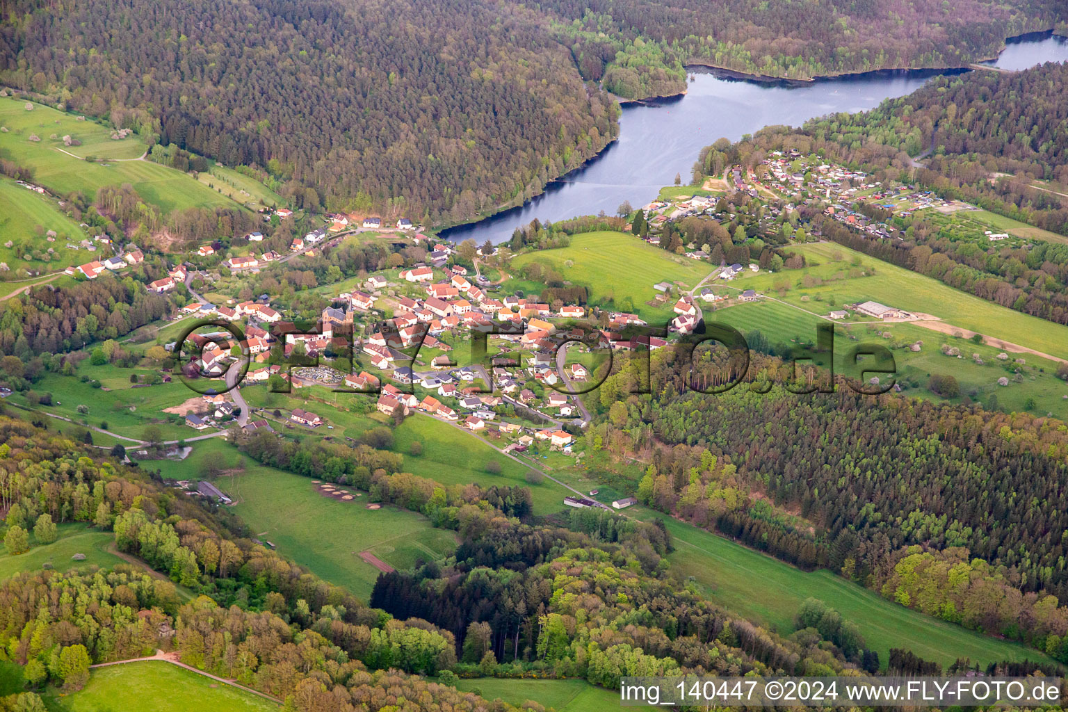 Vue aérienne de Étang de Haspelschiedt à Haspelschiedt dans le département Moselle, France